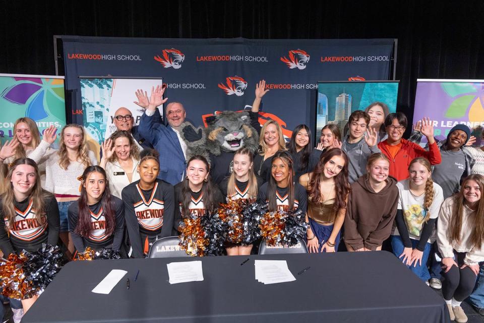 Group of Jefferson County Schools students with Chancellor Ken Christensen and Milo the Lynx