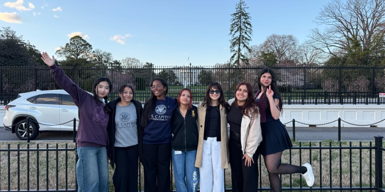 students-posing-in-front-of-whitehouse-asb